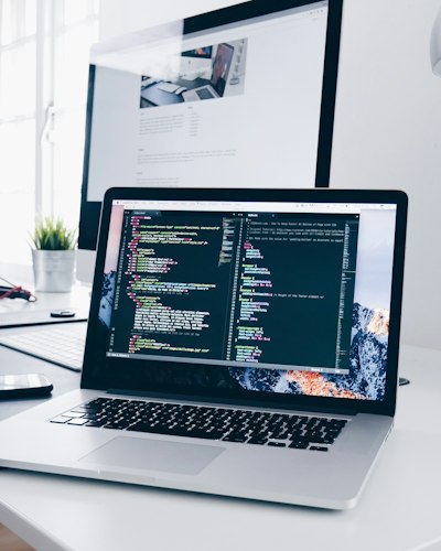 Layar laptop menampilkan kode program